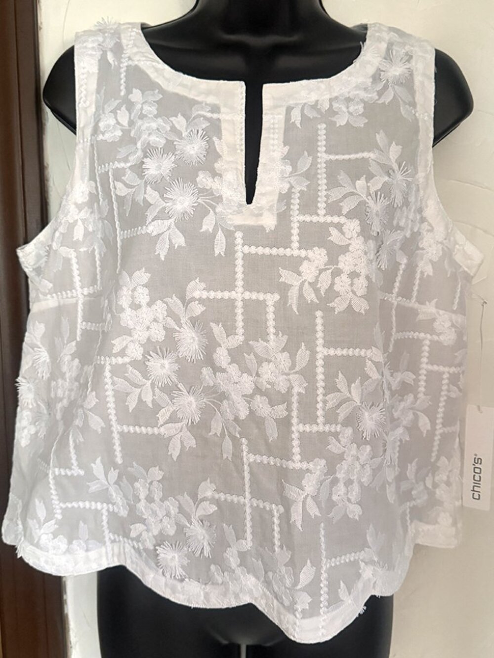 NWT Chicos Scallop Lace Tank Top - Size 8 (Chicos Size 1) / White - Picture 2 of 7